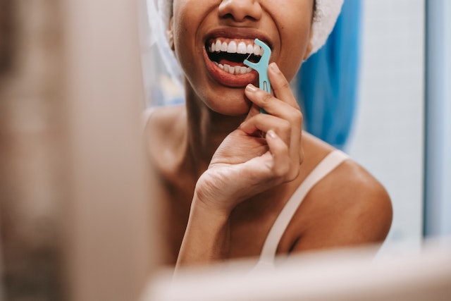 ¿Es realmente necesario usar hilo dental todos los días?